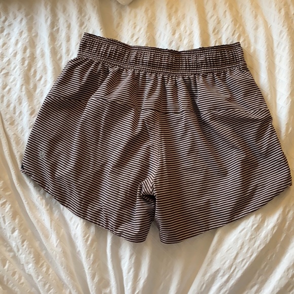 Lululemon REVERSIBLE shorts - Picture 2 of 6